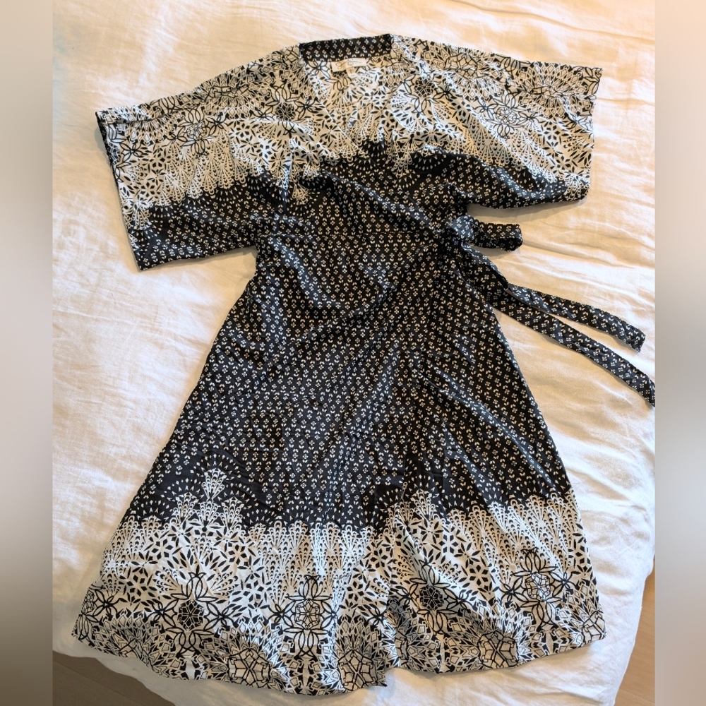 Jessica Simpson Maternity Black and White Print Wrap Dress - M